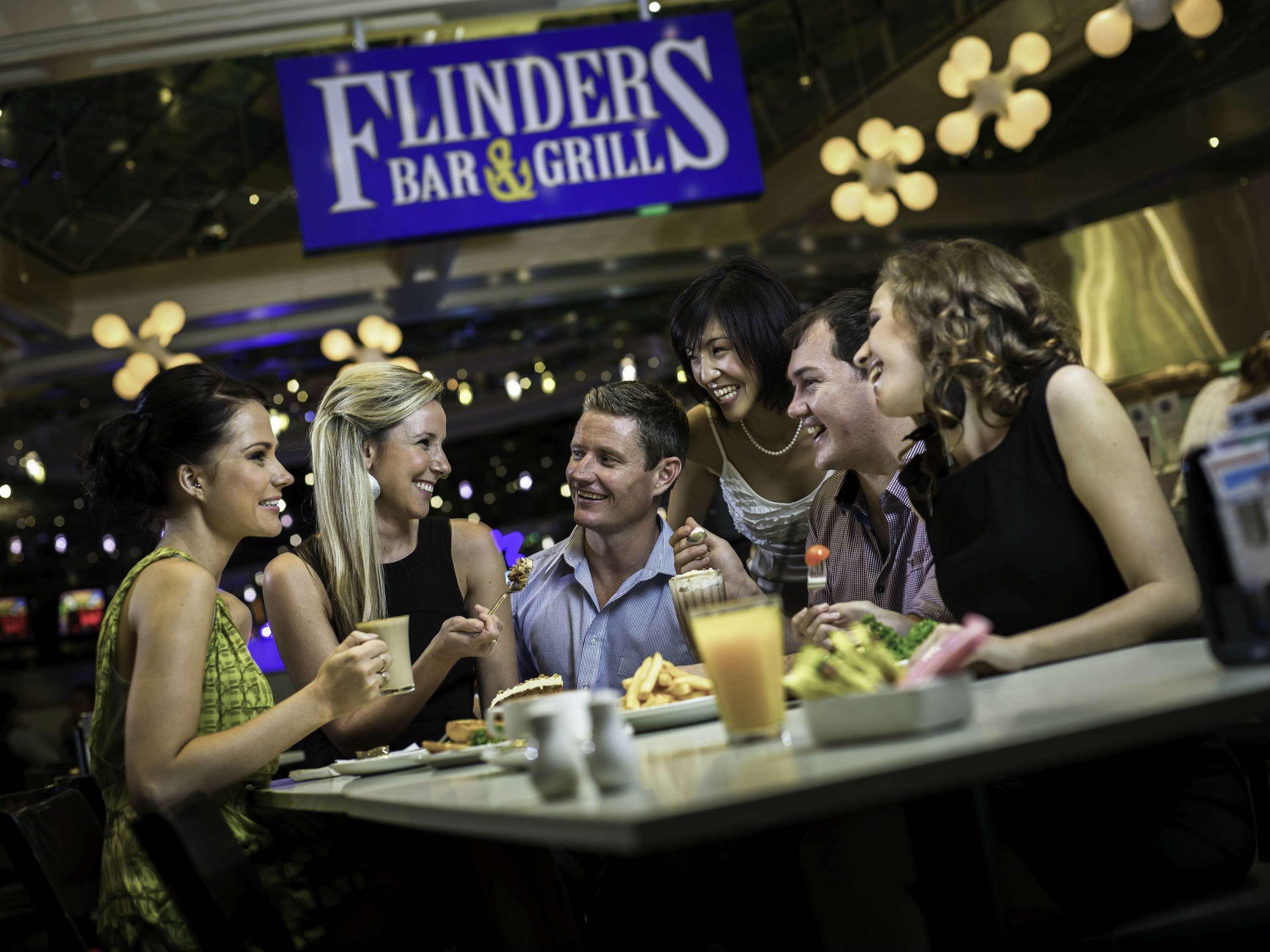 铂尔曼礁滩酒店赌场 凱恩斯 外观 照片 Flinders Bar & Grill