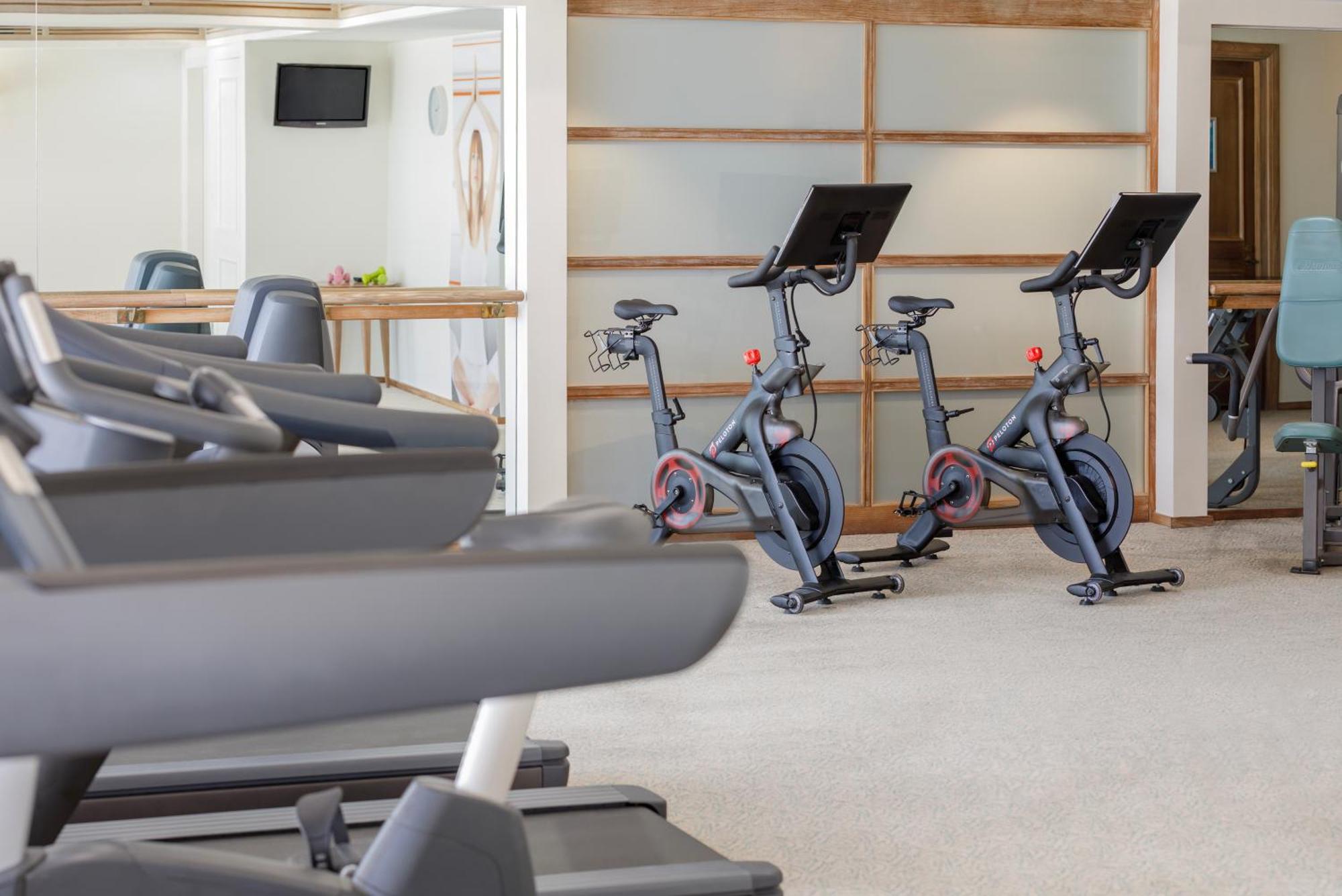 铂尔曼礁滩酒店赌场 凱恩斯 外观 照片 Peloton bikes at the InterContinental Sanctuary Cove Resort, Queensland, Australia