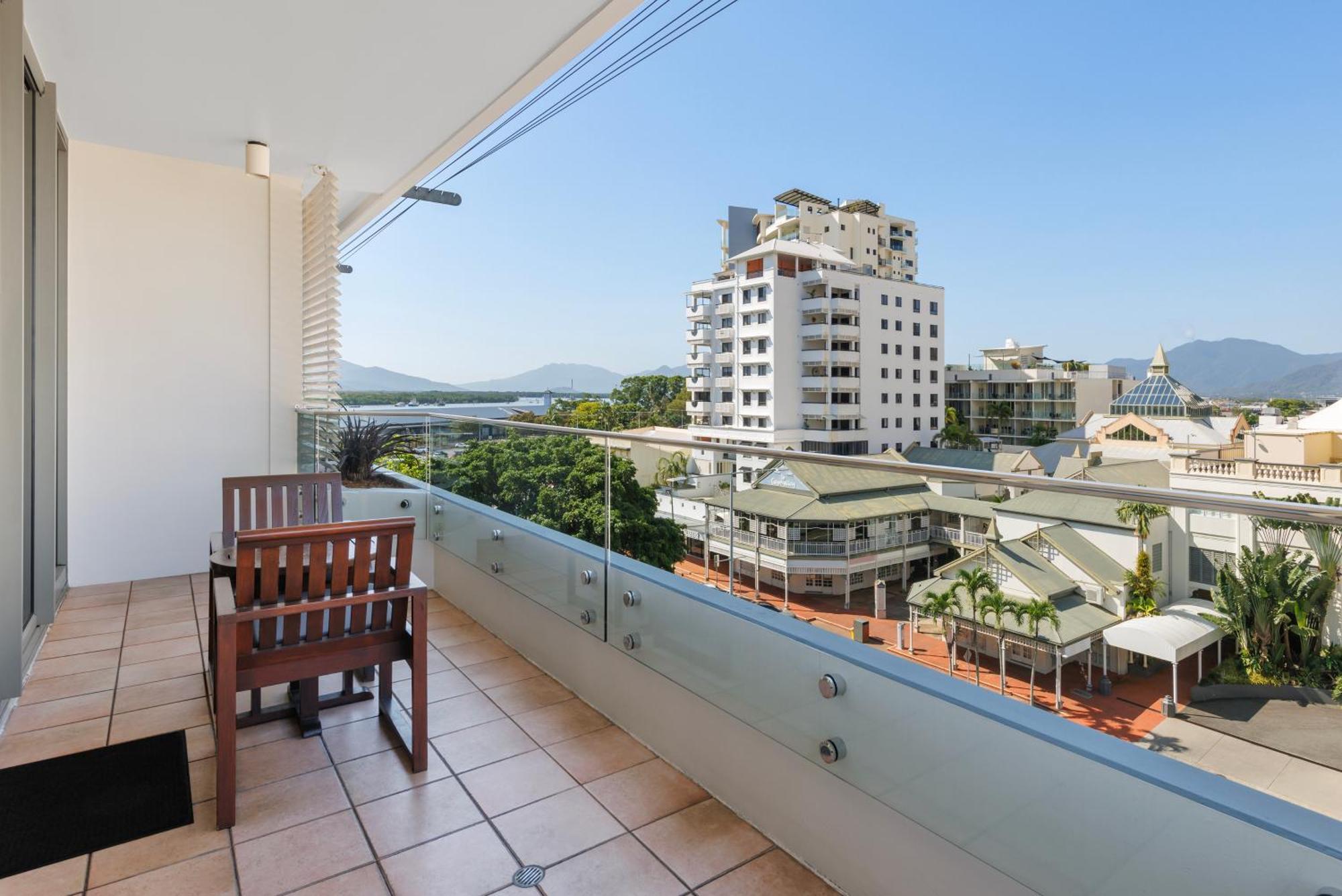 铂尔曼礁滩酒店赌场 凱恩斯 外观 照片 A balcony in a residential apartment