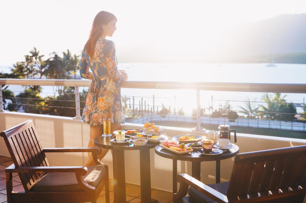 铂尔曼礁滩酒店赌场 凱恩斯 外观 照片 A woman on a balcony