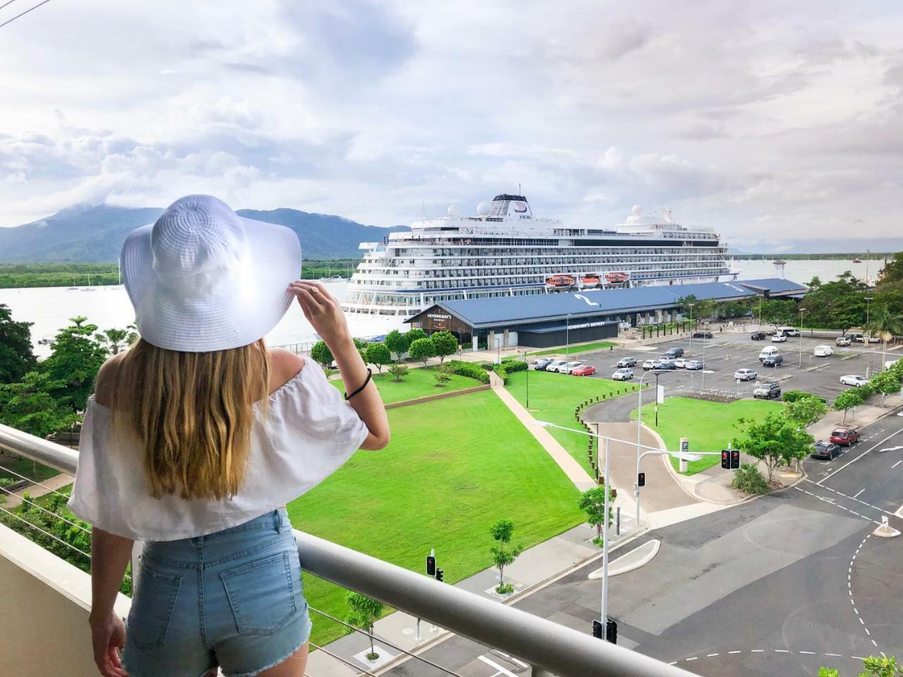 铂尔曼礁滩酒店赌场 凱恩斯 外观 照片 Cruise ship at the Cairns Cruise Liner Terminal